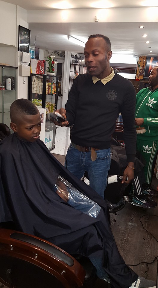 Kapper aan het werk — close-up