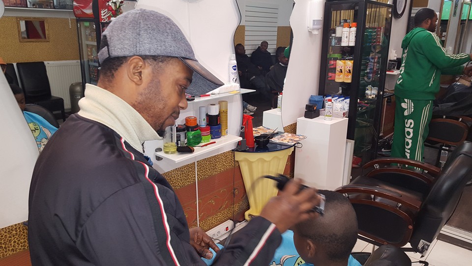 Felly aan het werk in de salon